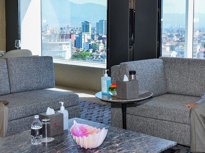 मेरियट होटलमा ओली र माधव नेपालबीच भेटवार्ता 